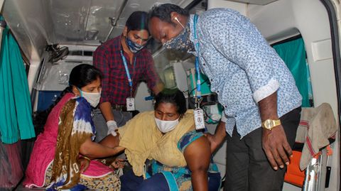 Eine mysteriöse Krankheit in Südindien bringt immer mehr Menschen ins Krankenhaus.