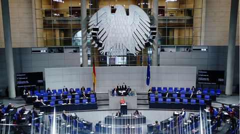 Blick in den Plenarsaal des Deutschen Bundestags in Berlin