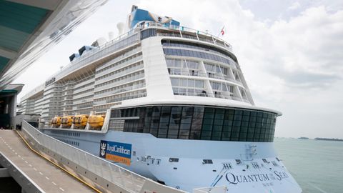 Das Kreuzfahrtschiff "Quantum of the Seas" liegt im Marina Bay Cruise Center. Nach Aussage von Royal Carribbean ist ein Gast nach dem Check-in positiv auf das Coronavirus getestet worden. Das Schiff kehrte daraufhin in den Hafen zurück. 