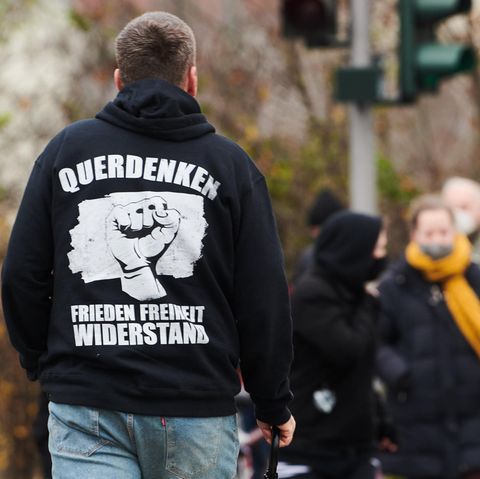 Ein Anhänger der "Querdenken"-Bewegung auf einer Demonstration gegen die Corona-Politik der Bundesregierung in Berlin