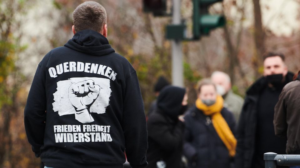 Ein Anhänger der "Querdenken"-Bewegung auf einer Demonstration gegen die Corona-Politik der Bundesregierung in Berlin