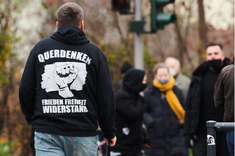 Ein Anhänger der "Querdenken"-Bewegung auf einer Demonstration gegen die Corona-Politik der Bundesregierung in Berlin