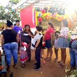 Grund zum Feiern: Gründerin Dona Carmen (M.) mit Mitgliedern und Helfern ihrer Organisation