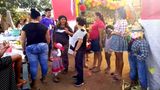 Grund zum Feiern: Gründerin Dona Carmen (M.) mit Mitgliedern und Helfern ihrer Organisation