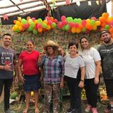 Grund zum Feiern: Gründerin Dona Carmen (M.) mit Mitgliedern und Helfern ihrer Organisation