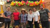Grund zum Feiern: Gründerin Dona Carmen (M.) mit Mitgliedern und Helfern ihrer Organisation