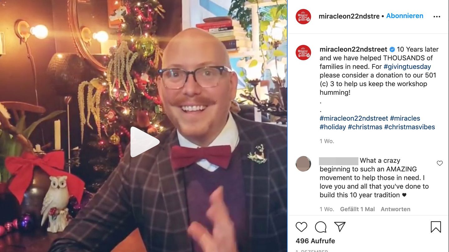 Mann vor Weihnachtsdeko