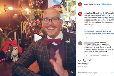 Mann vor Weihnachtsdeko