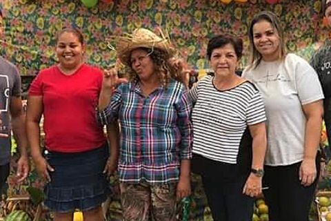 Gründerin Dona Carmen (M.) mit Mitgliedern und Helfern der Oficina Cultural da Mulher da Comunidade Menino Chorão