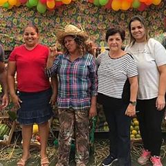 Gründerin Dona Carmen (M.) mit Mitgliedern und Helfern der Oficina Cultural da Mulher da Comunidade Menino Chorão