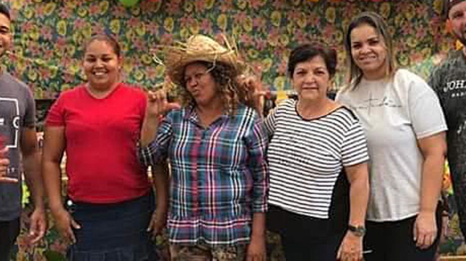 Gründerin Dona Carmen (M.) mit Mitgliedern und Helfern der Oficina Cultural da Mulher da Comunidade Menino Chorão