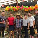 Gründerin Dona Carmen (M.) mit Mitgliedern und Helfern der Oficina Cultural da Mulher da Comunidade Menino Chorão