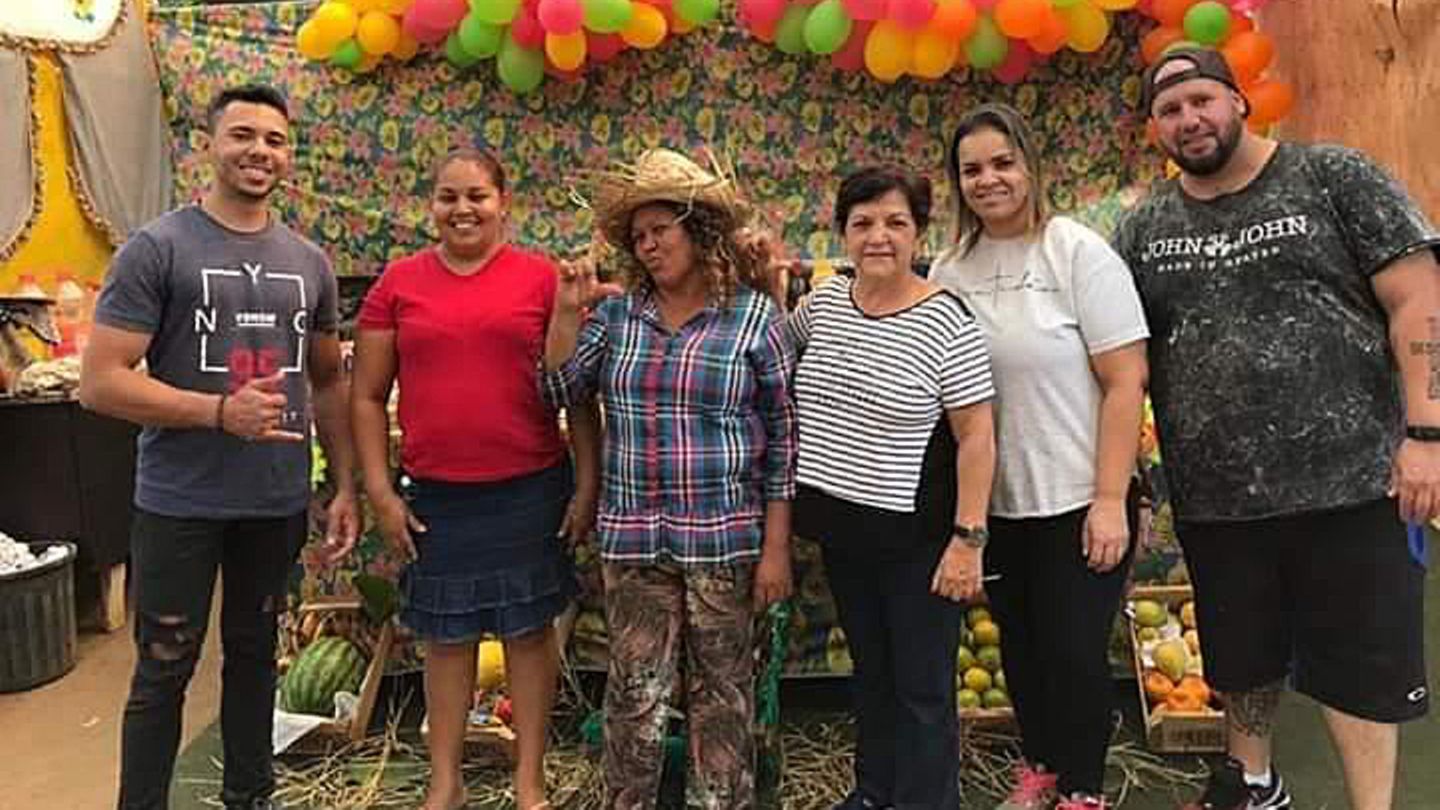 Gründerin Dona Carmen (M.) mit Mitgliedern und Helfern der Oficina Cultural da Mulher da Comunidade Menino Chorão Gründerin Dona Carmen (M.) mit Mitgliedern und Helfern der Oficina Cultural da Mulher da Comunidade Menino Chorão