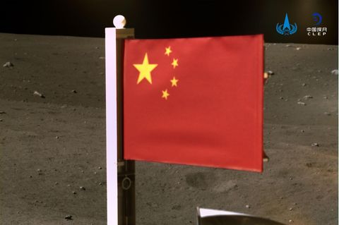 Chinas Flagge ausgeklappt auf dem Mond