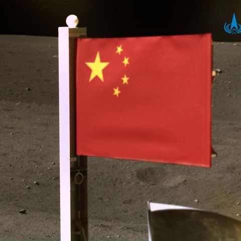 Chinas Flagge ausgeklappt auf dem Mond