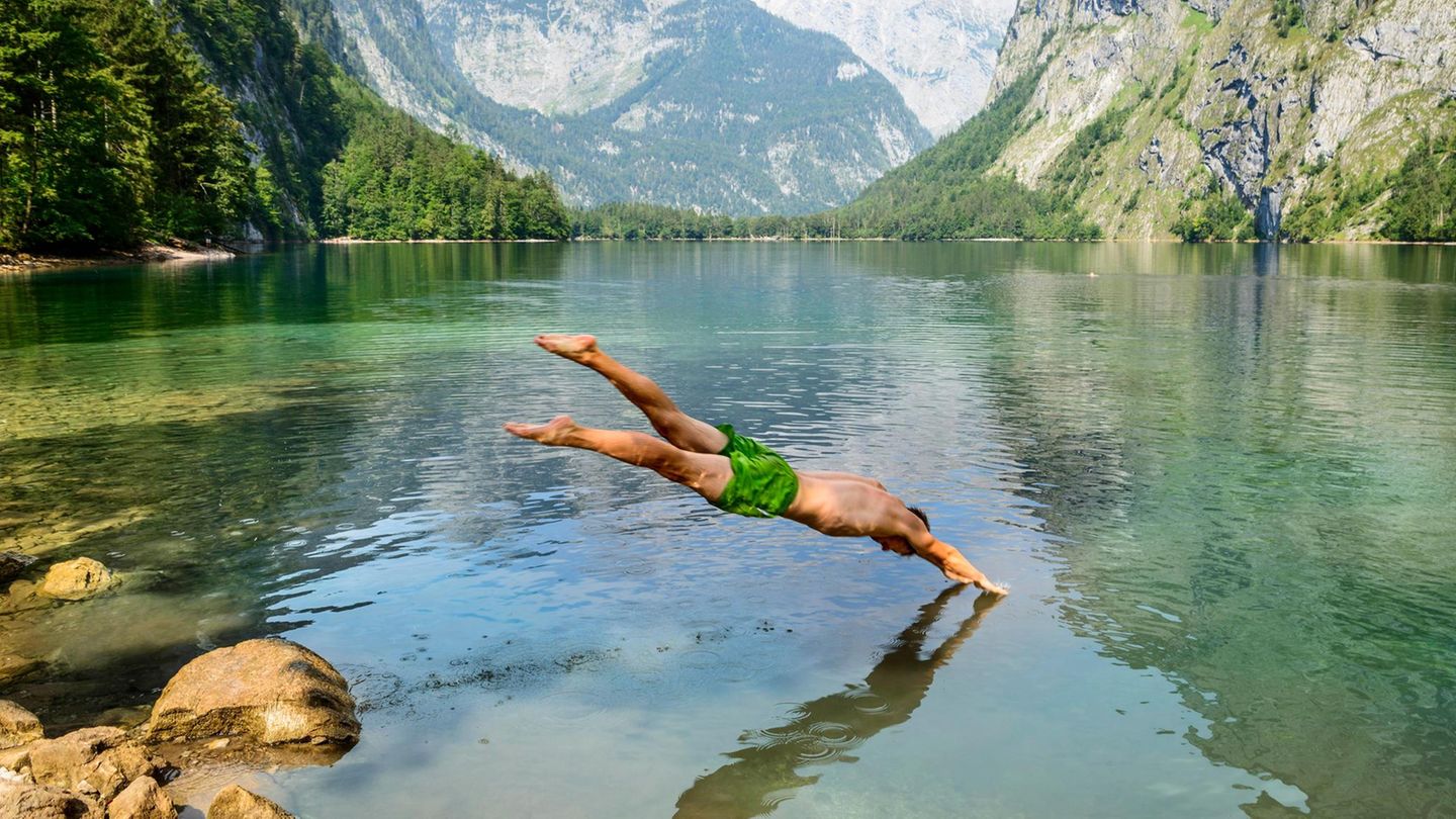 man springt mit Kopfsprung in den Obersee in Bayern