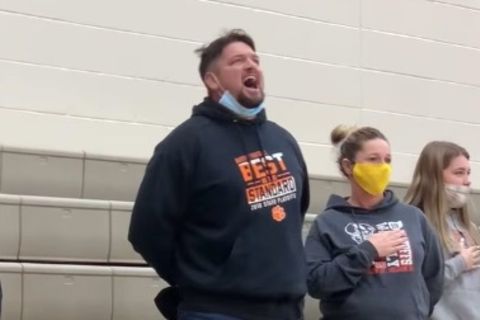 Vater singt Nationalhymne beim Basketballspiel seines Sohnes – und haut alle um