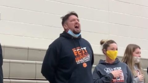 Vater singt Nationalhymne beim Basketballspiel seines Sohnes – und haut alle um