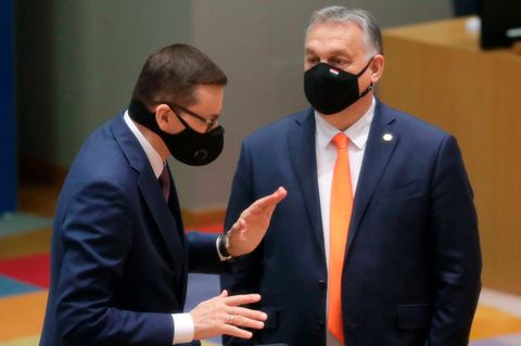 Polens Ministerpräsident Mateusz Morawiecki (l.) spricht während des EU-Gipfels in Brüssel mit dem ungarischen Regierungschef Viktor Orban