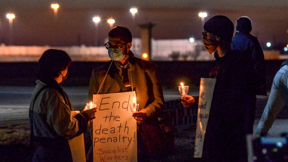 Menschen protestieren gegen die Hinrichtung von Brandon Bernard