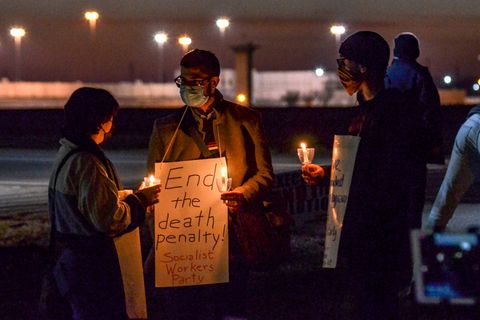 Menschen protestieren gegen die Hinrichtung von Brandon Bernard