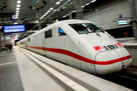 Ein ICE fährt aus dem Berliner Hauptbahnhof