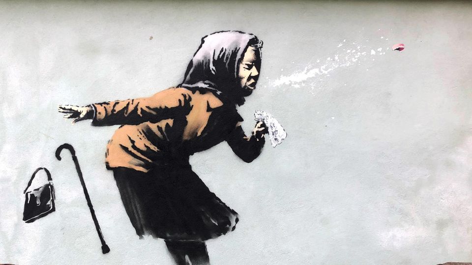 Banksy Bristol Frau Nieser Gebiss Auf einer hellgrünen Hauswand zeigt ein Graffito eine alte Frau mit Kopftuch, die beim Niesen ihr Gebiss verliert