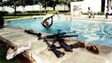 Für diese Aufnahme wurde Perry Kretz mit einem World Press Photo Award ausgezeichnet. Der Fotograf war im Mai 1997 zugegen, als nur Tage nach dem Sturz von Zaires Diktator Mobutu Sese Seko Rebellen Maschinengewehre aus dem Pool einer seiner Villen in Kinshasa bergen.