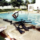 Für diese Aufnahme wurde Perry Kretz mit einem World Press Photo Award ausgezeichnet. Der Fotograf war im Mai 1997 zugegen, als nur Tage nach dem Sturz von Zaires Diktator Mobutu Sese Seko Rebellen Maschinengewehre aus dem Pool einer seiner Villen in Kinshasa bergen.
