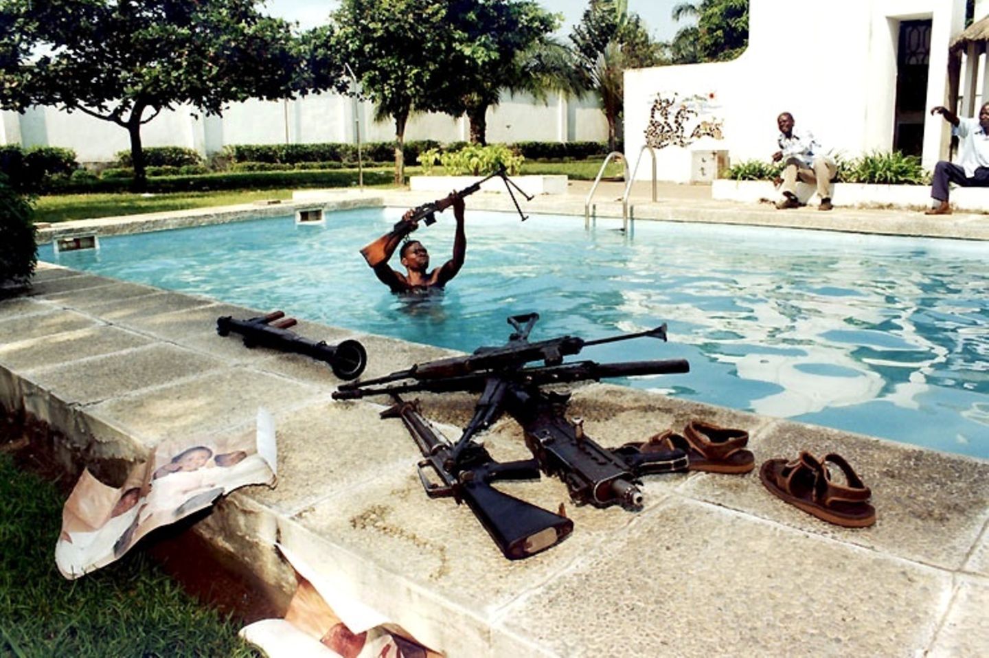 Für diese Aufnahme wurde Perry Kretz mit einem World Press Photo Award ausgezeichnet. Der Fotograf war im Mai 1997 zugegen, als nur Tage nach dem Sturz von Zaires Diktator Mobutu Sese Seko Rebellen Maschinengewehre aus dem Pool einer seiner Villen in Kinshasa bergen.