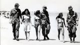 Kretz lieferte martialische Bilder von den Kämpfen, zeigte aber auch die andere Seite des Krieges: Soldaten, die sich 1971 am Strand von Vung Tau in Kampfmontur mit jungen Bikini-Frauen am Strand vergnügen.