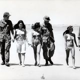 Kretz lieferte martialische Bilder von den Kämpfen, zeigte aber auch die andere Seite des Krieges: Soldaten, die sich 1971 am Strand von Vung Tau in Kampfmontur mit jungen Bikini-Frauen am Strand vergnügen.
