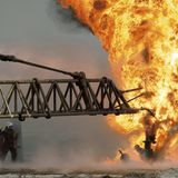 Und auch diesen Krieg erlebte Kretz vor Ort:  2003 marschierten die USA im Irak ein. Kretz dokumentierte die Verwüstungen, hier zeigt er Löscharbeiten an einer brennenden Ölquelle auf dem Ölfeld Rumaila.