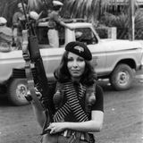 Dem Fotografen gelangen Bilder, die Ikonen wurden. Etwa das Porträt einer junger Sandinistin aus Nicaragua, die mit ihrem Sturmgewehr eine geradezu erotische Pose einnimmt.