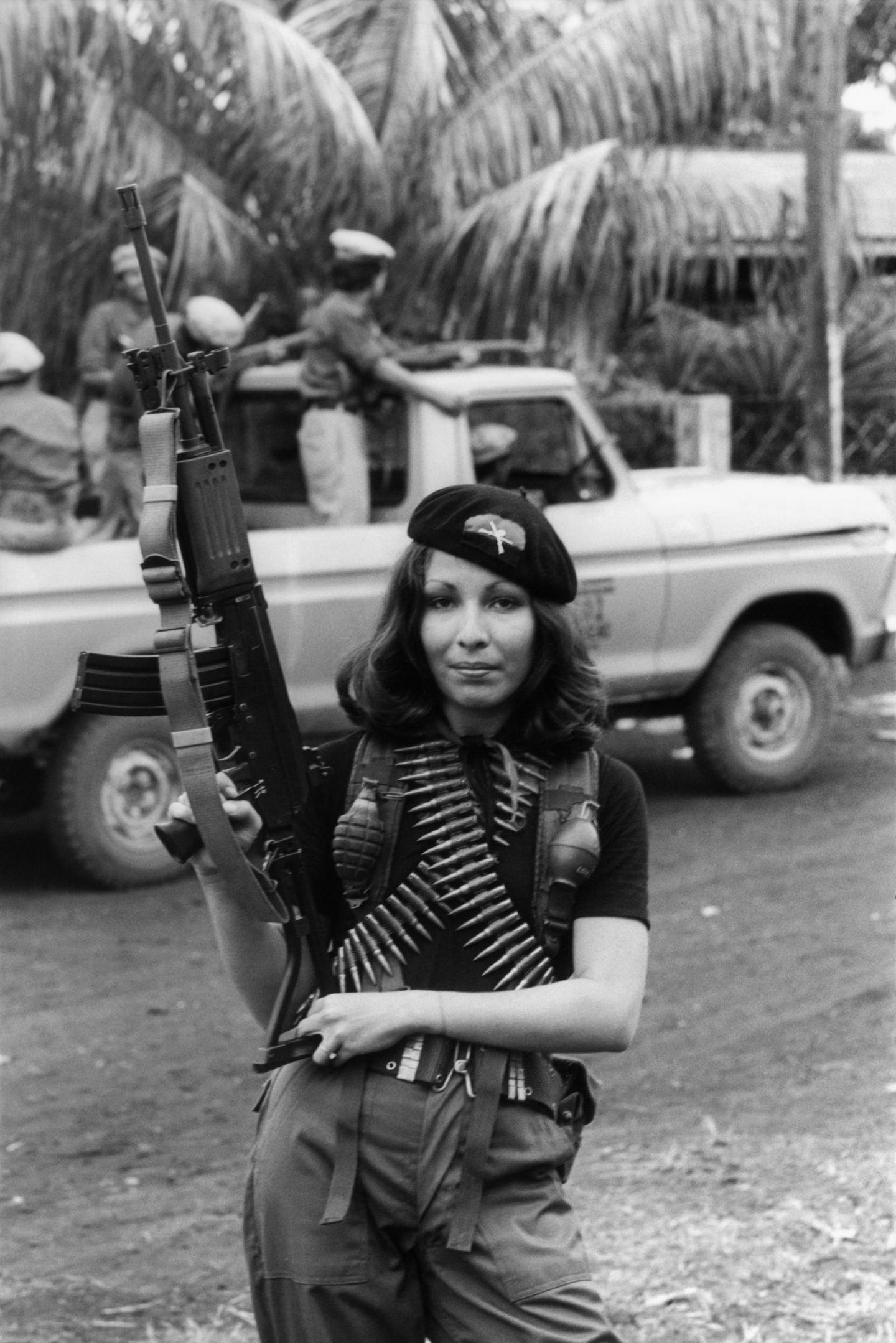 Dem Fotografen gelangen Bilder, die Ikonen wurden. Etwa das Porträt einer junger Sandinistin aus Nicaragua, die mit ihrem Sturmgewehr eine geradezu erotische Pose einnimmt.