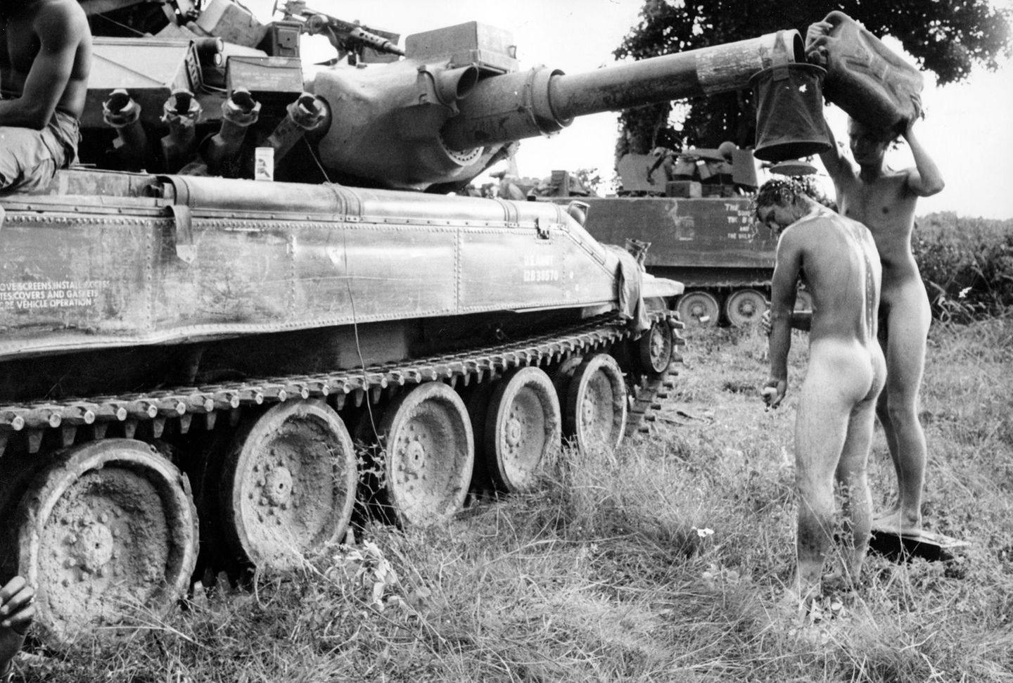 1971 drückte er in Südvietnam auf den Auslöser, als zwei US-Soldaten nach dem Gefecht unter einer provisorischen Dusche ihre Körper reinigten.
