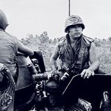 Der stern-Fotograf Perry Kretz starb am 10. Dezember 2020 im Alter von 87 Jahren in Hamburg. Von 1969 an berichtete er vier Jahrzehnte lang aus aller Welt für das Magazin. In den Anfangsjahren waren es vor allem Bilder aus dem Vietnam-Krieg, die Kretz nach Hamburg lieferte. Diese Aufnahme von 1971 zeigt ihn während der Kämpfe in Trang Bang.