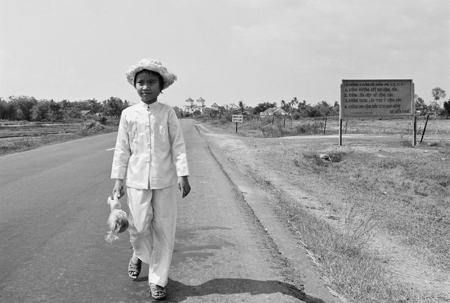 Es war eines der schlimmsten Bilder des Vietnamkrieges: 1972 zeigte der Fotograf  Nick Út  das von Napalm verbrannte, damals achtjährige Mädchen Kim Phuc. Kretz verhalf ihr zu mehreren Operationen in Deutschland. 1973 besuchte er Kim Phuc und ihre Familie in Vietnam - und lichtete sie genau auf der Stelle der Straße ab, auf der sie damals mit Napalm verbrannt wurde. In der Hand hält sie ihren Talisman, eine kaputte Puppe.