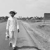 Es war eines der schlimmsten Bilder des Vietnamkrieges: 1972 zeigte der Fotograf  Nick Út  das von Napalm verbrannte, damals achtjährige Mädchen Kim Phuc. Kretz verhalf ihr zu mehreren Operationen in Deutschland. 1973 besuchte er Kim Phuc und ihre Familie in Vietnam - und lichtete sie genau auf der Stelle der Straße ab, auf der sie damals mit Napalm verbrannt wurde. In der Hand hält sie ihren Talisman, eine kaputte Puppe.