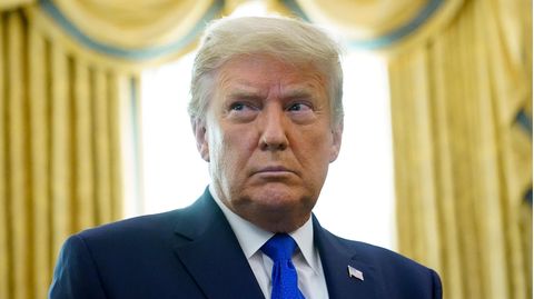 Doanld Trump blickt argwöhnisch drein