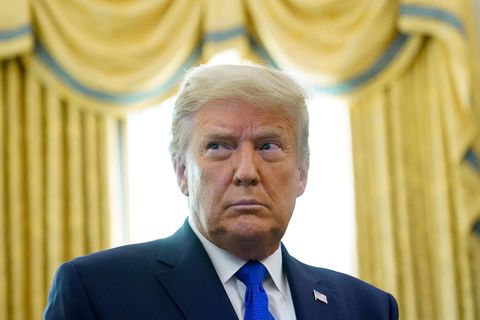 Doanld Trump blickt argwöhnisch drein