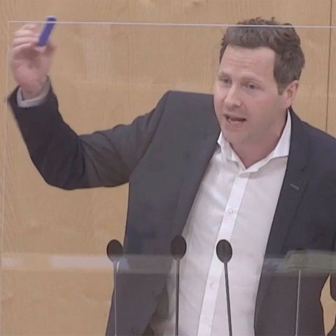 FPÖ-Politiker Michael Schnedlitz macht Corona-Schnelltest mit Cola