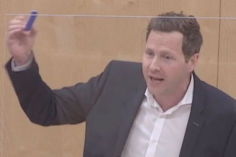 FPÖ-Politiker Michael Schnedlitz macht Corona-Schnelltest mit Cola