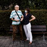 Wenzel D., 68, Covid-19-Patient  Fotojournalist Patrick Junker begleitete in der ersten Welle Covid-19-Patienten, Ärzte und Pflegepersonal und dokumentierte den Alltag in der Pandemie. Die Bilder sollen Solidarität wecken und den gesellschaftlichen Zusammenhalt in der Corona-Pandemie stärken.  Das Bild zeigt Wenzel D. (68), hier zusammen mit seiner Tochter Katerina. D. erkrankte schwer am Virus und lag wochenlang im Koma. Er überlebte, doch der Weg zur Genesung ist lang: "Meine Lunge tut nicht weh, aber sie ist sehr geschädigt. Meine Finger fühlen sich steif an und schmerzen, wenn ich etwas anfasse. Ich habe 16 Kilo Gewicht verloren, sehr viel Muskulatur, und immer noch halb so viel Kraft wie vor meiner Erkrankung. Jeder Schritt strengt an", sagt Wenzel D.  Nach dem Aufenthalt im Stuttgarter Marienhospital und der Lungenklinik wurde er in die "Klinik für Geriatrische Rehabilitation" des Klinikums Christophsbad in Göppingen verlegt. Die Reha half ihm dabei, langsam in den Alltag zurückzufinden.      Infos zum Projekt: Im Interview unter dieser Fotostrecke erfahren Sie mehr zu dem Hintergrund des Fotoprojekts. Am 17. Dezember um 19:30 Uhr wird Fotograf Patrick Junker zudem in einem Live-Interview mit Sara Dahme im KULTUR KIOSK Einblicke in seine Arbeit geben. Zur Liveübertragung geht es hier.  Ab sofort gibt es auch eine Versandaktion der Projektzeitung auf Spendenbasis. Bis zum 17. Dezember werden Bestellungen angenommen und Spenden für die "Künstler*innen Soforthilfe Stuttgart" gesammelt. Die Zeitungen können Sie hier bestellen.