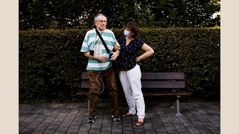 Wenzel D., 68, Covid-19-Patient  Fotojournalist Patrick Junker begleitete in der ersten Welle Covid-19-Patienten, Ärzte und Pflegepersonal und dokumentierte den Alltag in der Pandemie. Die Bilder sollen Solidarität wecken und den gesellschaftlichen Zusammenhalt in der Corona-Pandemie stärken.  Das Bild zeigt Wenzel D. (68), hier zusammen mit seiner Tochter Katerina. D. erkrankte schwer am Virus und lag wochenlang im Koma. Er überlebte, doch der Weg zur Genesung ist lang: "Meine Lunge tut nicht weh, aber sie ist sehr geschädigt. Meine Finger fühlen sich steif an und schmerzen, wenn ich etwas anfasse. Ich habe 16 Kilo Gewicht verloren, sehr viel Muskulatur, und immer noch halb so viel Kraft wie vor meiner Erkrankung. Jeder Schritt strengt an", sagt Wenzel D.  Nach dem Aufenthalt im Stuttgarter Marienhospital und der Lungenklinik wurde er in die "Klinik für Geriatrische Rehabilitation" des Klinikums Christophsbad in Göppingen verlegt. Die Reha half ihm dabei, langsam in den Alltag zurückzufinden.      Infos zum Projekt: Im Interview unter dieser Fotostrecke erfahren Sie mehr zu dem Hintergrund des Fotoprojekts. Am 17. Dezember um 19:30 Uhr wird Fotograf Patrick Junker zudem in einem Live-Interview mit Sara Dahme im KULTUR KIOSK Einblicke in seine Arbeit geben. Zur Liveübertragung geht es hier.  Ab sofort gibt es auch eine Versandaktion der Projektzeitung auf Spendenbasis. Bis zum 17. Dezember werden Bestellungen angenommen und Spenden für die "Künstler*innen Soforthilfe Stuttgart" gesammelt. Die Zeitungen können Sie hier bestellen.