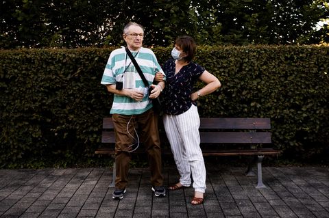 Wenzel D., 68, Covid-19-Patient  Fotojournalist Patrick Junker begleitete in der ersten Welle Covid-19-Patienten, Ärzte und Pflegepersonal und dokumentierte den Alltag in der Pandemie. Die Bilder sollen Solidarität wecken und den gesellschaftlichen Zusammenhalt in der Corona-Pandemie stärken.  Das Bild zeigt Wenzel D. (68), hier zusammen mit seiner Tochter Katerina. D. erkrankte schwer am Virus und lag wochenlang im Koma. Er überlebte, doch der Weg zur Genesung ist lang: "Meine Lunge tut nicht weh, aber sie ist sehr geschädigt. Meine Finger fühlen sich steif an und schmerzen, wenn ich etwas anfasse. Ich habe 16 Kilo Gewicht verloren, sehr viel Muskulatur, und immer noch halb so viel Kraft wie vor meiner Erkrankung. Jeder Schritt strengt an", sagt Wenzel D.  Nach dem Aufenthalt im Stuttgarter Marienhospital und der Lungenklinik wurde er in die "Klinik für Geriatrische Rehabilitation" des Klinikums Christophsbad in Göppingen verlegt. Die Reha half ihm dabei, langsam in den Alltag zurückzufinden.      Infos zum Projekt: Im Interview unter dieser Fotostrecke erfahren Sie mehr zu dem Hintergrund des Fotoprojekts. Am 17. Dezember um 19:30 Uhr wird Fotograf Patrick Junker zudem in einem Live-Interview mit Sara Dahme im KULTUR KIOSK Einblicke in seine Arbeit geben. Zur Liveübertragung geht es hier.  Ab sofort gibt es auch eine Versandaktion der Projektzeitung auf Spendenbasis. Bis zum 17. Dezember werden Bestellungen angenommen und Spenden für die "Künstler*innen Soforthilfe Stuttgart" gesammelt. Die Zeitungen können Sie hier bestellen.