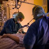 Wo er sich mit dem Coronavirus infiziert hat? Das weiß Wenzel D. bis heute nicht. Kurz nach seiner Ankunft im Stuttgarter Marienhospital muss er in ein künstliches Koma versetzt werden. "Ich will noch nicht sterben", sagt er zu seiner Frau Mirka.