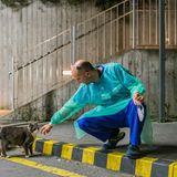 Stuttgart, 12. April 2020 - Marienhospital  Gesundheits- und Krankenpfleger Janni Iakowidis (40) nimmt sich eine Pause vom Klinikalltag. Er hat Nachtschicht von Ostersonntag auf Ostermontag. Die zunächst für die Feiertage befürchtete Welle schwerer Covid-19-Fälle blieb aus. Da bleibt auch Zeit für eine Zigarette.