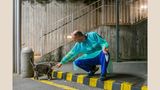 Stuttgart, 12. April 2020 - Marienhospital  Gesundheits- und Krankenpfleger Janni Iakowidis (40) nimmt sich eine Pause vom Klinikalltag. Er hat Nachtschicht von Ostersonntag auf Ostermontag. Die zunächst für die Feiertage befürchtete Welle schwerer Covid-19-Fälle blieb aus. Da bleibt auch Zeit für eine Zigarette.