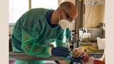 Stuttgart, 6. April 2020 - Marienhospital  Janni Iakowidis gibt einer 80-jährigen Patientin ihre Medikamente. Die Patientin ist mit dem Coronavirus infiziert. Zudem hat sie Brustkrebs und macht gerade eine Chemotherapie. Die Infektion mit dem Virus wird sie nicht überleben.